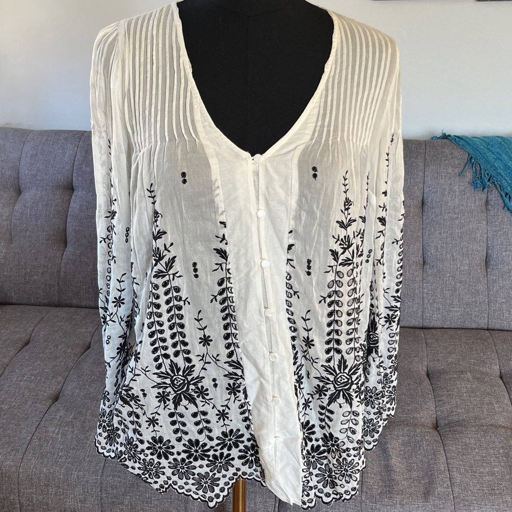 Love Johnny Was White and Black Embroidered Blouse size XS
